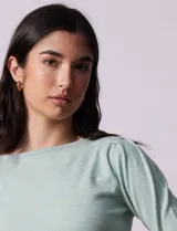 Buzo color verde agua, marca Vila Milano, con cuello redondo y mangas 3/4 con pinzas en los hombros.