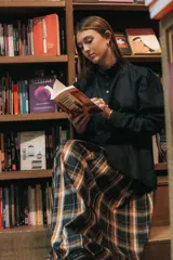 Camisa blanca de lino con cuello con volados y mangas globo abullonadas. Cierre frontal con botones. Corte clásico.