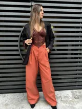 Pantalón sastrero color ladrillo de corte ancho.