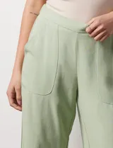 Pantalón de lino color crudo, de corte ancho y largo cropped, con bolsillos laterales.