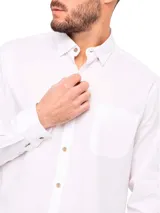 Camisa manga larga de hombre Rkf Galiton color salmón, confeccionada en algodón orgánico. Tiene cuello italiano, calce regular, cierre con botones de madera, bolsillo en el pecho con logo bordado y mangas ajustables con botones.
