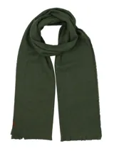 Bufanda unisex verde musgo de lana de oveja con flecos en los extremos.