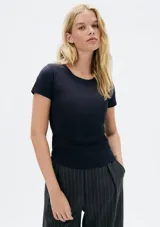 Camiseta básica de color azul oscuro, de manga corta y cuello redondo.