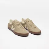 Championes Veja modelo Panenka, color beige con logo lateral en blanco y suela marrón.