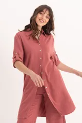 Camisa larga color rosa de lino con cuello clásico, abotonada al frente y mangas 3/4 con trabillas.