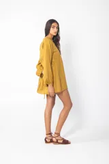 Vestido corto azul con escote con cordones, mangas largas abullonadas y corte evasé.
