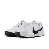 Championes de tenis Nike GP Challenge Pro blancos con logo negro en el lateral.