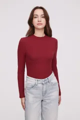 Remera de manga larga color burdeos, ajustada al cuerpo y de tejido suave.