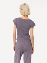 Remera blanca de algodón pima con escote en U, mangas cortas y logo bordado en la espalda.