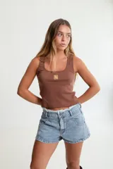 Short de jean celeste con efecto degradé simulando los bolsillos y terminación desflecada.