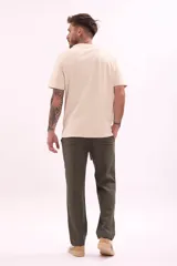 Remera blanca de manga corta con cuello redondo y un pequeño estampado minimalista en el pecho.