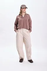 Pantalón casual balloon color beige con ajuste en la cintura.