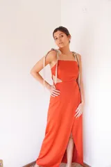 Vestido largo amarillo pálido con escote recto, breteles finos con lazos blancos y falda cruzada con abertura lateral.