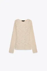 Top de punto color beige con textura, cuello redondo y manga larga.