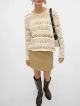 Sweater de punto calado color crema, con cuello redondo y mangas largas. Diseño holgado y tejido liviano.
