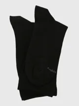 Calcetín negro de largo medio, con tecnología Comfort Cuff (puño suave) y logo bordado en blanco en la caña.