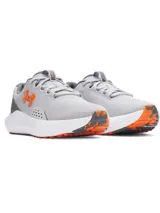 Championes Under Armour Charged Surge 4 para hombre, color gris con logo naranja.