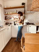 Chaleco de cuero con estampado de vaca, detalles de punto cruz y flecos.