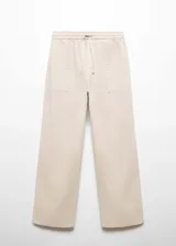 Pantalón de algodón color crudo, de corte recto, tiro medio, con cintura elástica ajustable con cordón y dos bolsillos de parche laterales.