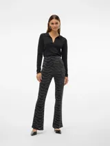 Pantalón negro con lurex plateado, tiro alto y corte bootcut.