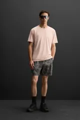 Camiseta deportiva marrón de tejido técnico ligero y elástico con estructura. Cuello redondo, manga corta, costuras planas y logo estampado.