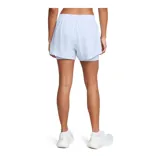 Short deportivo Under Armour Fly By 2 in 1 para mujer, color verde agua con detalles en blanco. Cuenta con cintura elástica, calza interior incorporada y bolsillo lateral con cierre.
