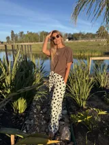 Remera marrón de algodón con logo AW bordado en el frente, corte holgado y mangas cortas.