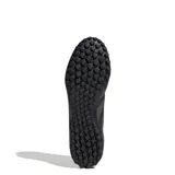 Championes de fútbol Adidas Predator Club TF, color negro con detalles en gris y rojo. Diseñados para césped artificial, con parte superior sintética texturizada y suela de goma TF.