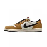 Championes Air Jordan 1 Low OG color marrón y blanco con detalles en negro.