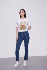 Pantalón skinny negro, de corte ajustado y diseño clásico.