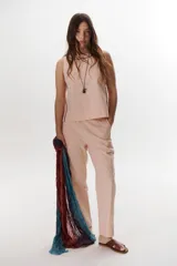 Pantalón de lino azul marino, de corte recto con bolsillos laterales y traseros.