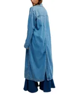 Tapado largo de denim celeste con solapas marcadas y diseño clásico.