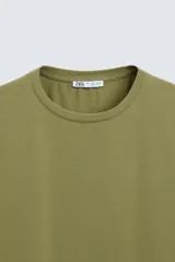 Camiseta marrón de corte slim fit, confeccionada en tejido de algodón con elasticidad, cuello redondo y manga corta.