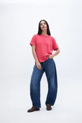 Remera gris de algodón con cuello redondo y mangas cortas. Diseño liso con efecto gastado.