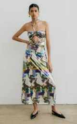 Vestido strapless con estampado abstracto multicolor, nudos en la delantera y falda larga.