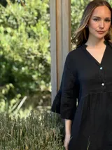 Vestido corto azul eléctrico de lino, con cuello mao, escote con botones de nácar y mangas 3/4 con volados.