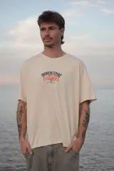 Camiseta color crema de manga corta y cuello redondo, con estampado frontal de rosas y texto "Premium Export".