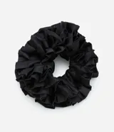 Accesorio para el pelo tipo scrunchie negro con volantes.