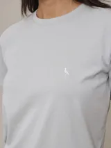 Remera negra de cuello redondo y manga corta con logo pequeño bordado en el pecho.