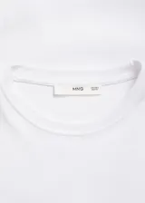 Camiseta blanca de manga larga con cuello redondo.