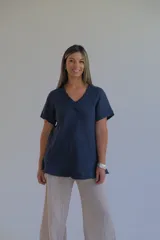 Remera azul marino de lino con escote en V y mangas cortas.