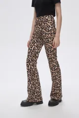 Calza acampanada con estampado animal print de leopardo en tonos marrones.