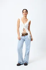 Pantalón de jean celeste de corte recto y tiro bajo, con deflecado en las terminaciones y efecto degradado.