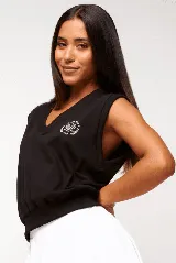 Musculosa negra con cuello en V y logo estampado en el pecho con dos raquetas de tenis cruzadas y la leyenda "Match Point".