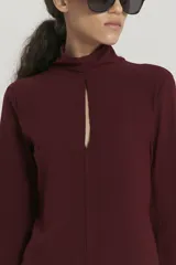 Vestido largo de microfibra con elastano, ajuste al cuerpo, manga larga y cuello alto con frunce frontal.