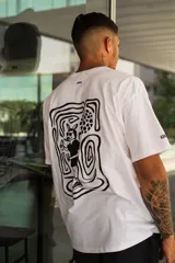 Remera blanca de algodón con estampa en la espalda de un canguro con anteojos de sol, fumando y tomando una bebida.