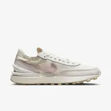 Championes Nike Waffle One para mujer, color blanco con detalles en rosa brillante en el logo y el talón.
