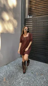 Vestido corto marrón con escote cuadrado, mangas cortas abullonadas con elástico y corte recto.