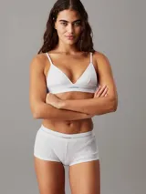 Conjunto Calvin Klein de ropa interior, compuesto por un corpiño triangular de algodón acanalado con elástico con logo y un short de algodón acanalado con elástico con logo.