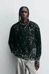 Sweater negro con cuello redondo y manga larga, tejido con diseño geométrico jacquard en blanco.